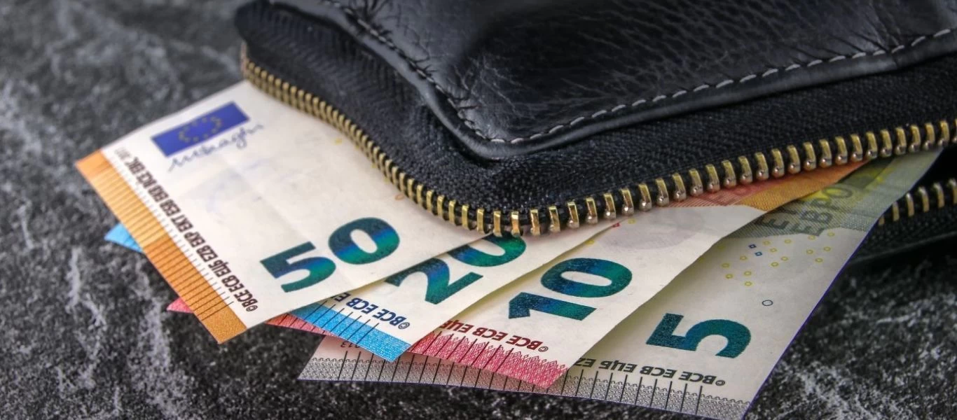 Παραμένουν μειωμένες κατά 3% οι ασφαλιστικές εισφορές έως το τέλος του 2022 - Το όφελος για μισθωτούς και εργοδότες
